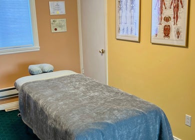 Cozy massage room at Leonora - Massage Therapist in Pointe-Caire, Québec, CA, featuring a comfortable massage table.