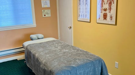 Cozy massage room at Leonora - Massage Therapist in Pointe-Caire, Québec, CA, featuring a comfortable massage table.