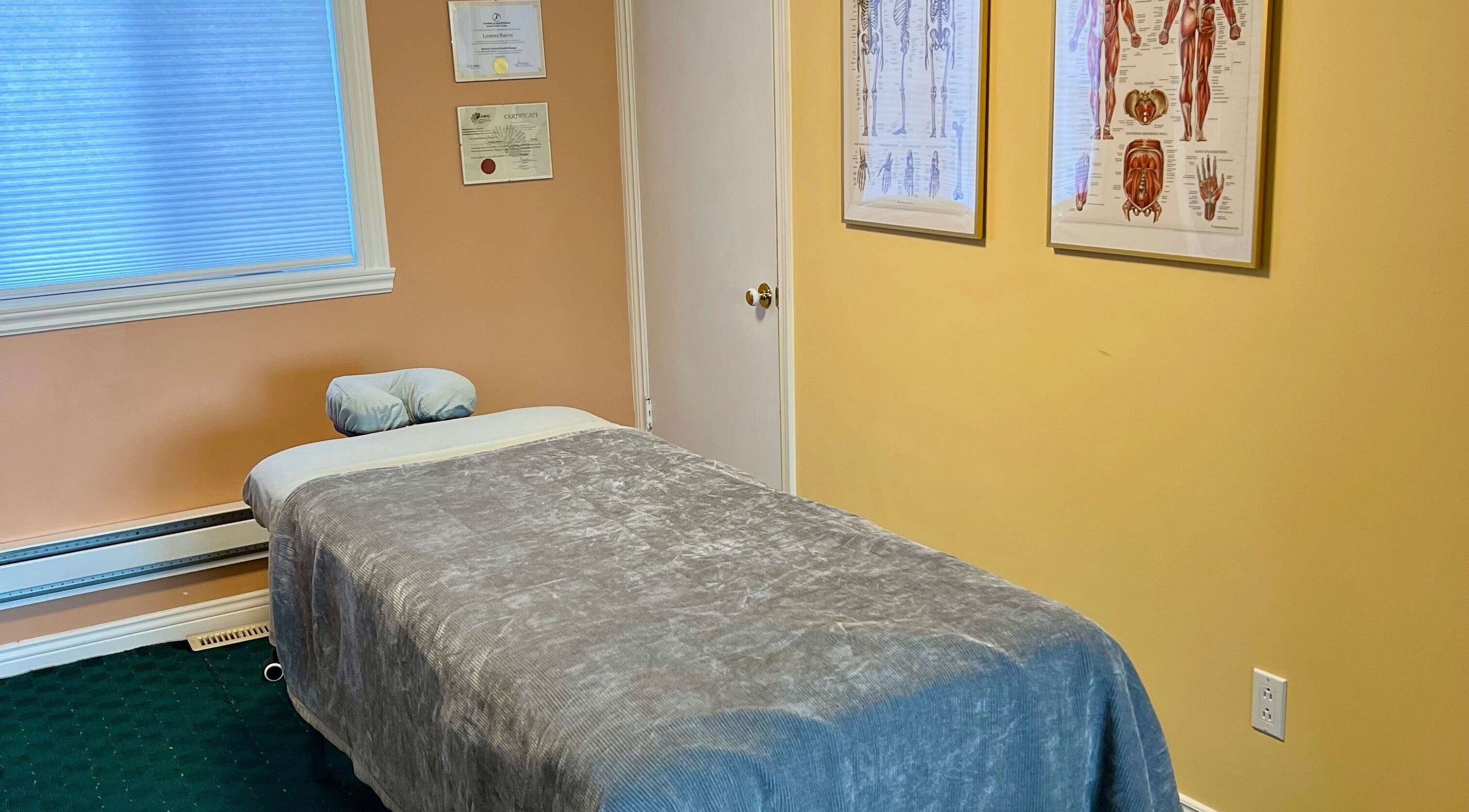 Cozy massage room at Leonora - Massage Therapist in Pointe-Caire, Québec, CA, featuring a comfortable massage table.