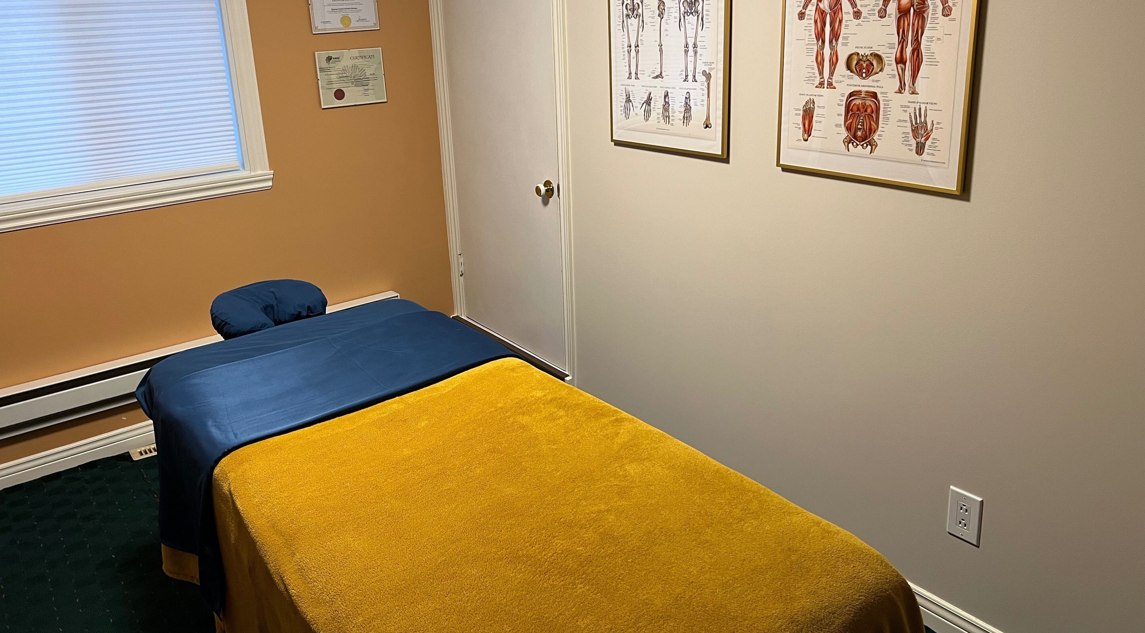 Leonora - Massage Therapist room with a cozy massage table in Pointe-Caire, Québec, CA.