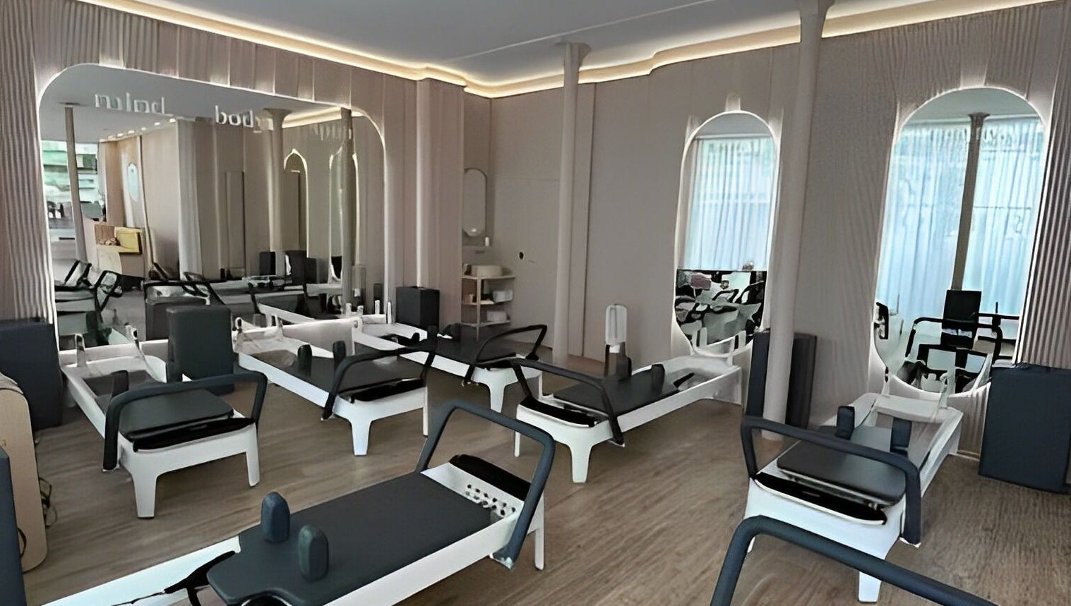Studio de Pilates élégant à Studio by Holy, Paris, Île-de-france, FR, avec équipement moderne.