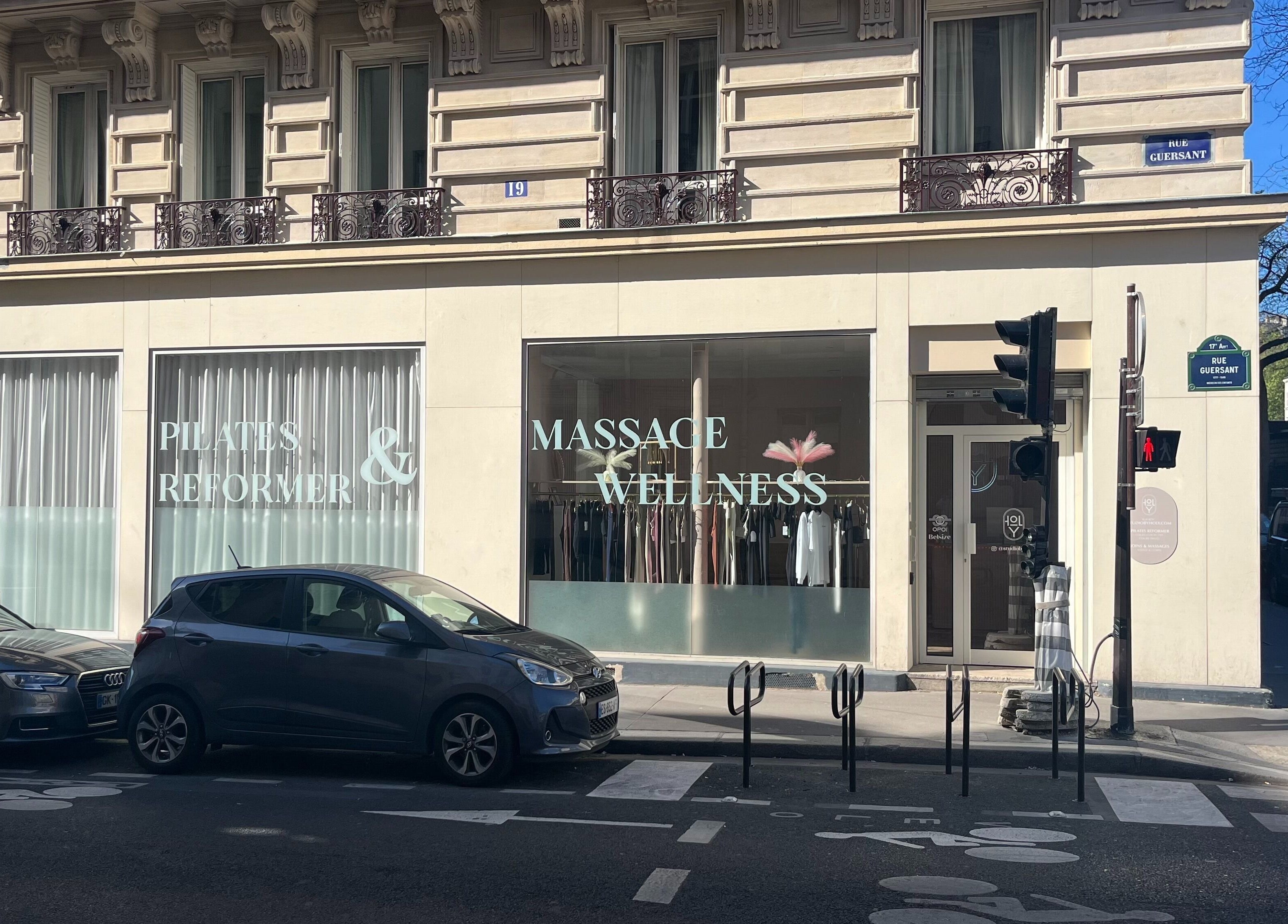 Façade élégante de Studio by Holy à Paris, Île-de-France, FR offrant Pilates et Bien-être.