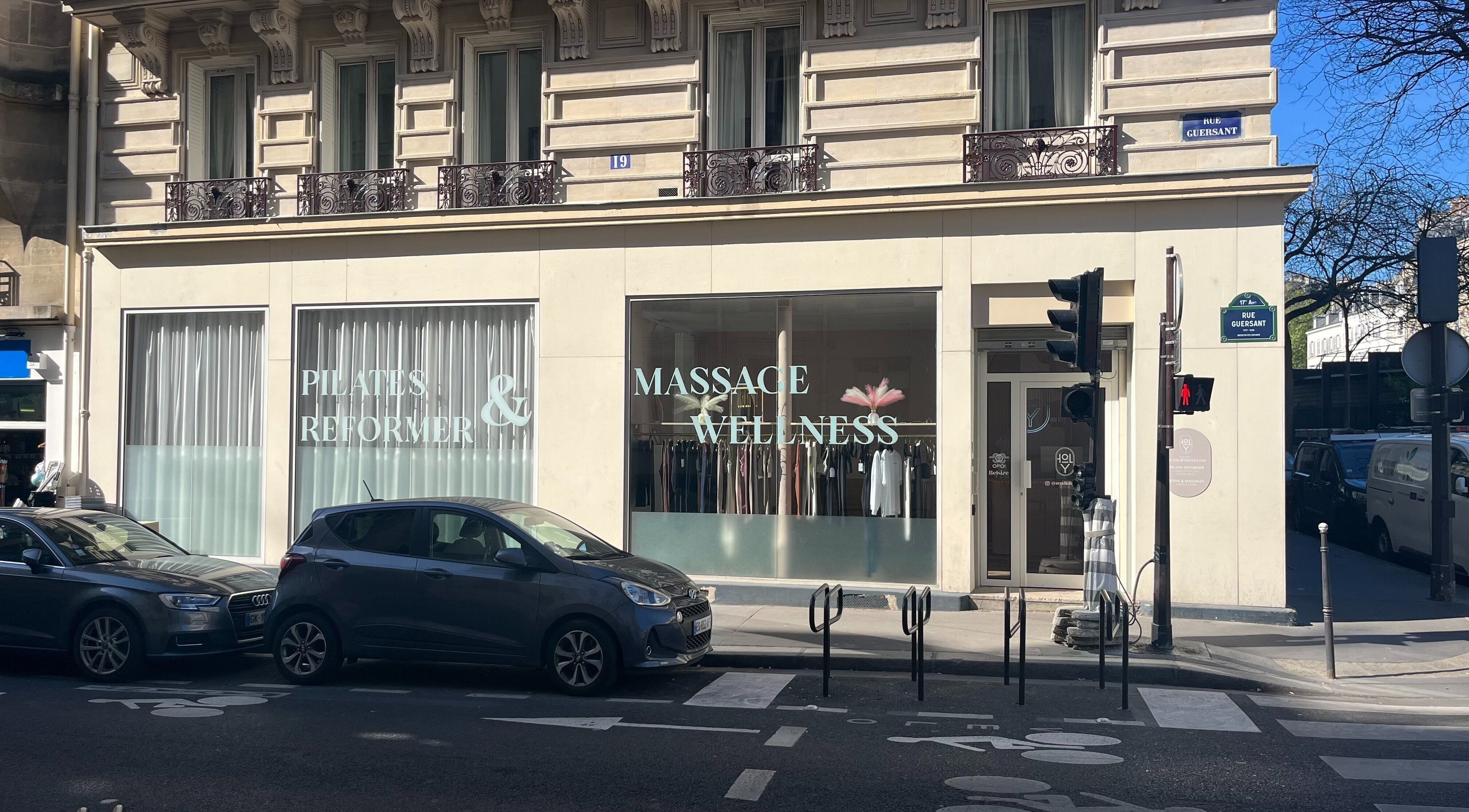 Façade élégante de Studio by Holy à Paris, Île-de-France, FR offrant Pilates et Bien-être.