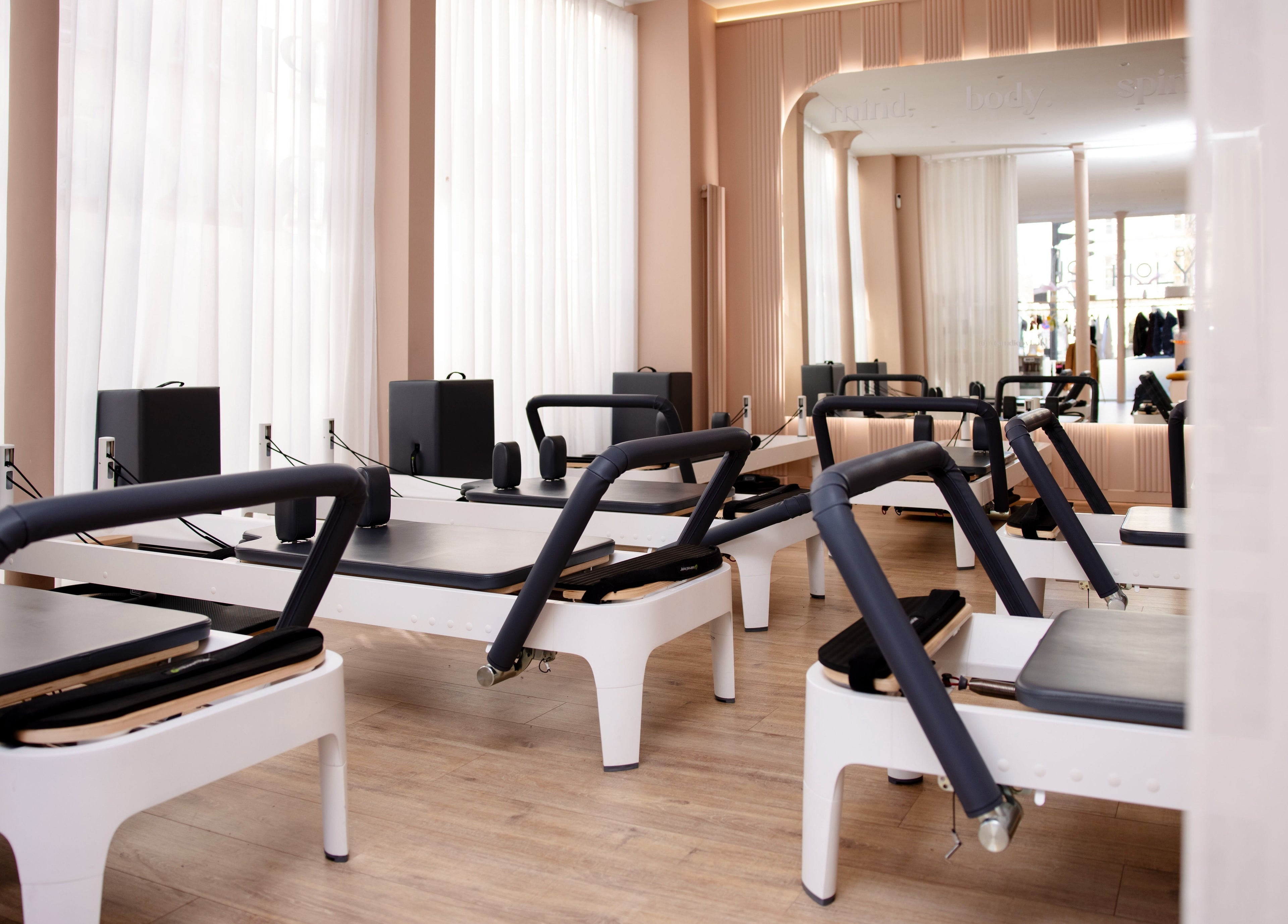 Studio Pilates lumineux au Studio by Holy, Paris, Île-de-France, FR, avec équipements modernes.