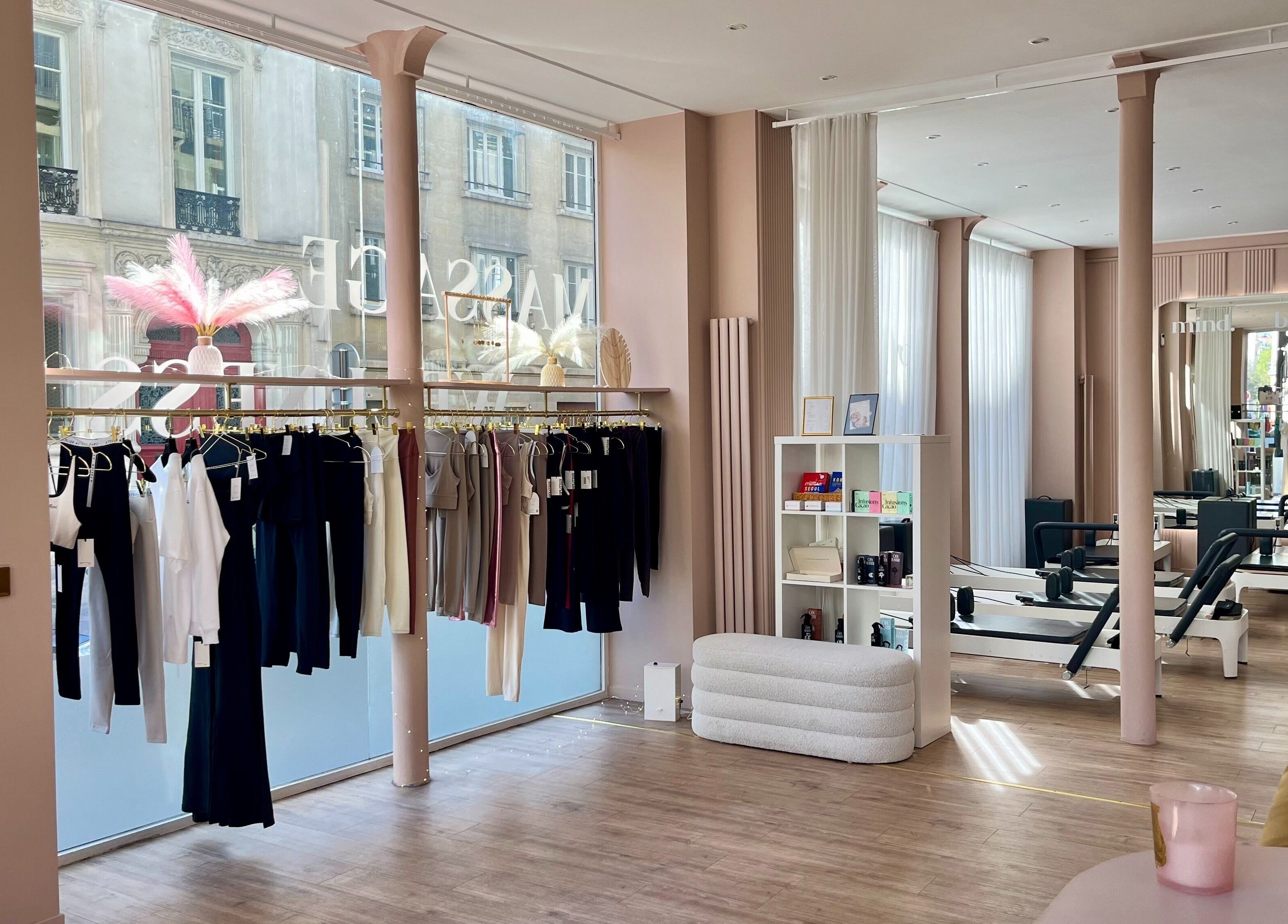 Intérieur moderne et élégant du Studio by Holy, situé à Paris, Île-de-France, FR avec vêtements et équipements bien-être.