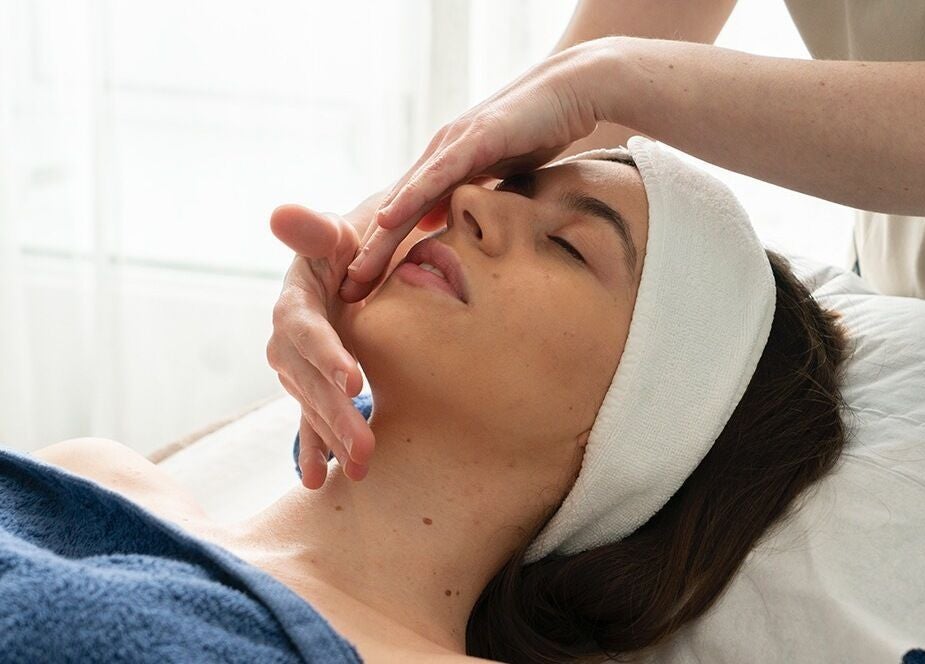 Soin du visage au spa Klaris Esthétique à Paris, Île-de-France, FR, offrant détente et bien-être total.