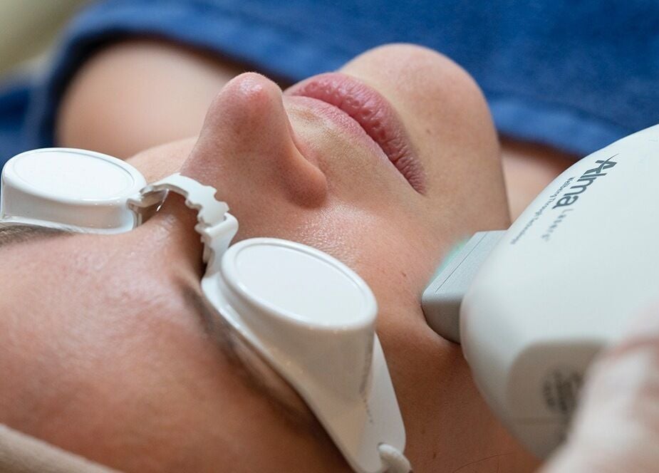 Soin du visage au laser chez Klaris Esthétique, Paris, Île-de-France, FR.