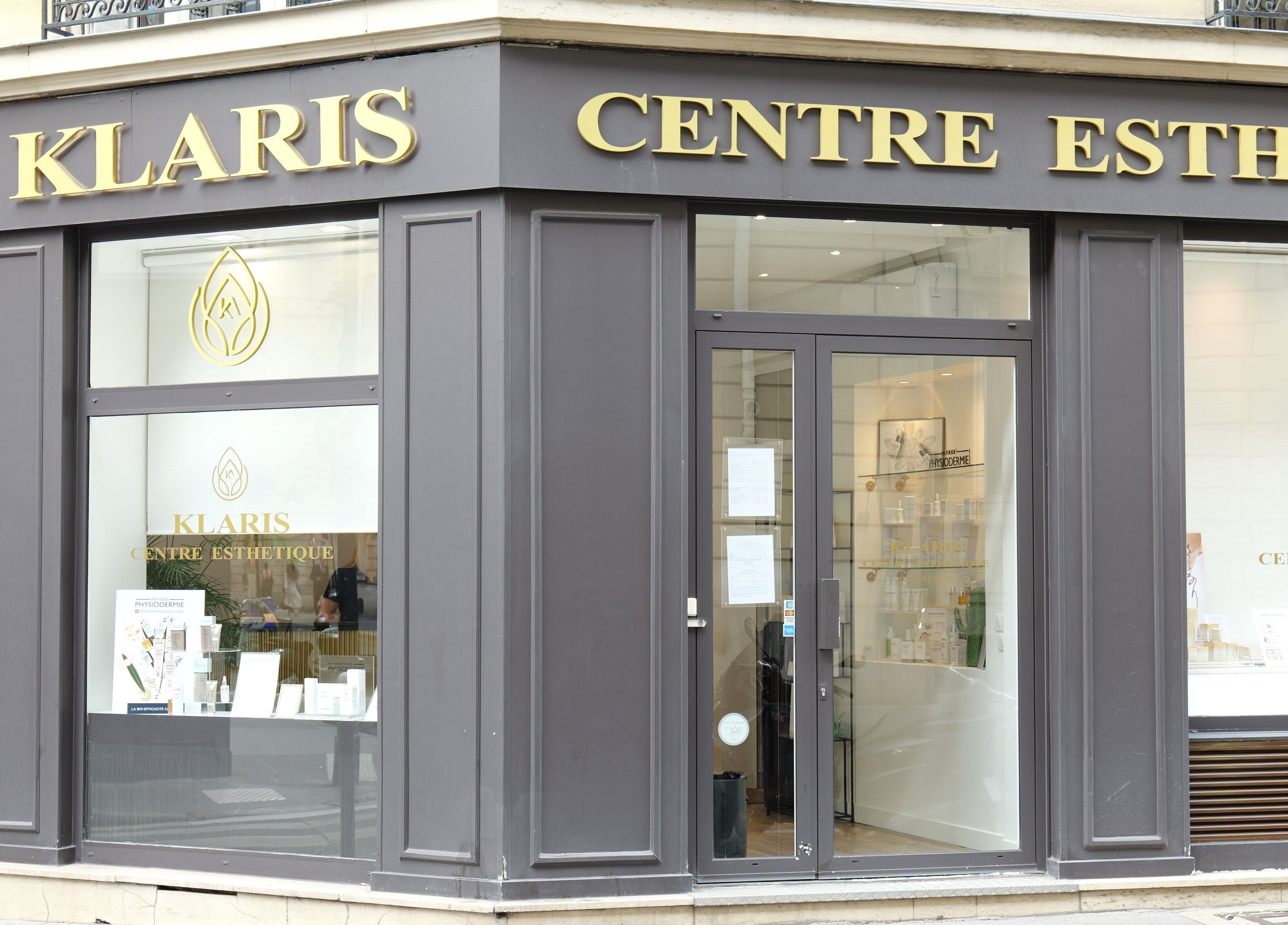 Façade moderne de Klaris Esthétique à Paris, Île-de-France, FR. Entrée accueillante et vitrine soignée.