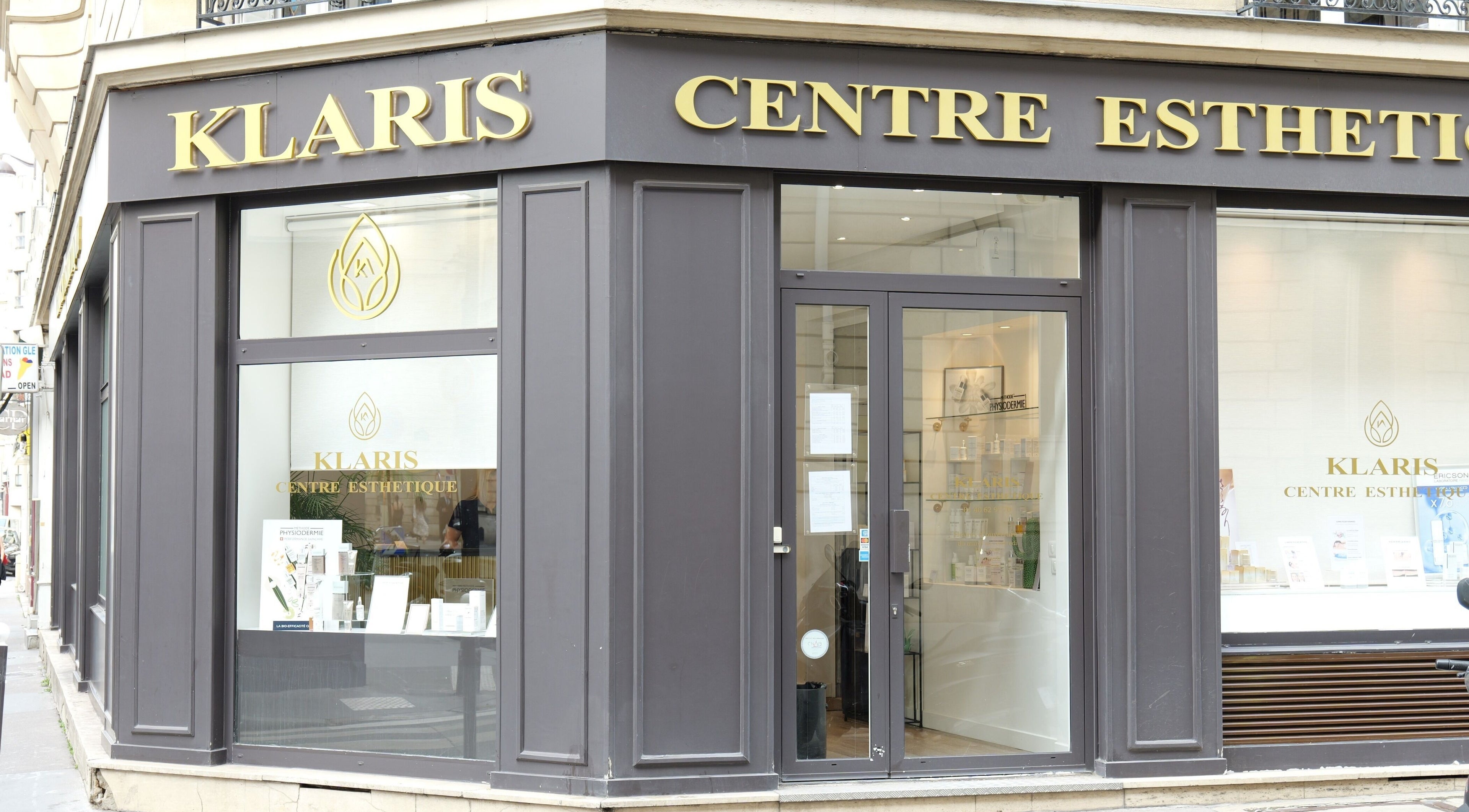 Façade moderne de Klaris Esthétique à Paris, Île-de-France, FR. Entrée accueillante et vitrine soignée.