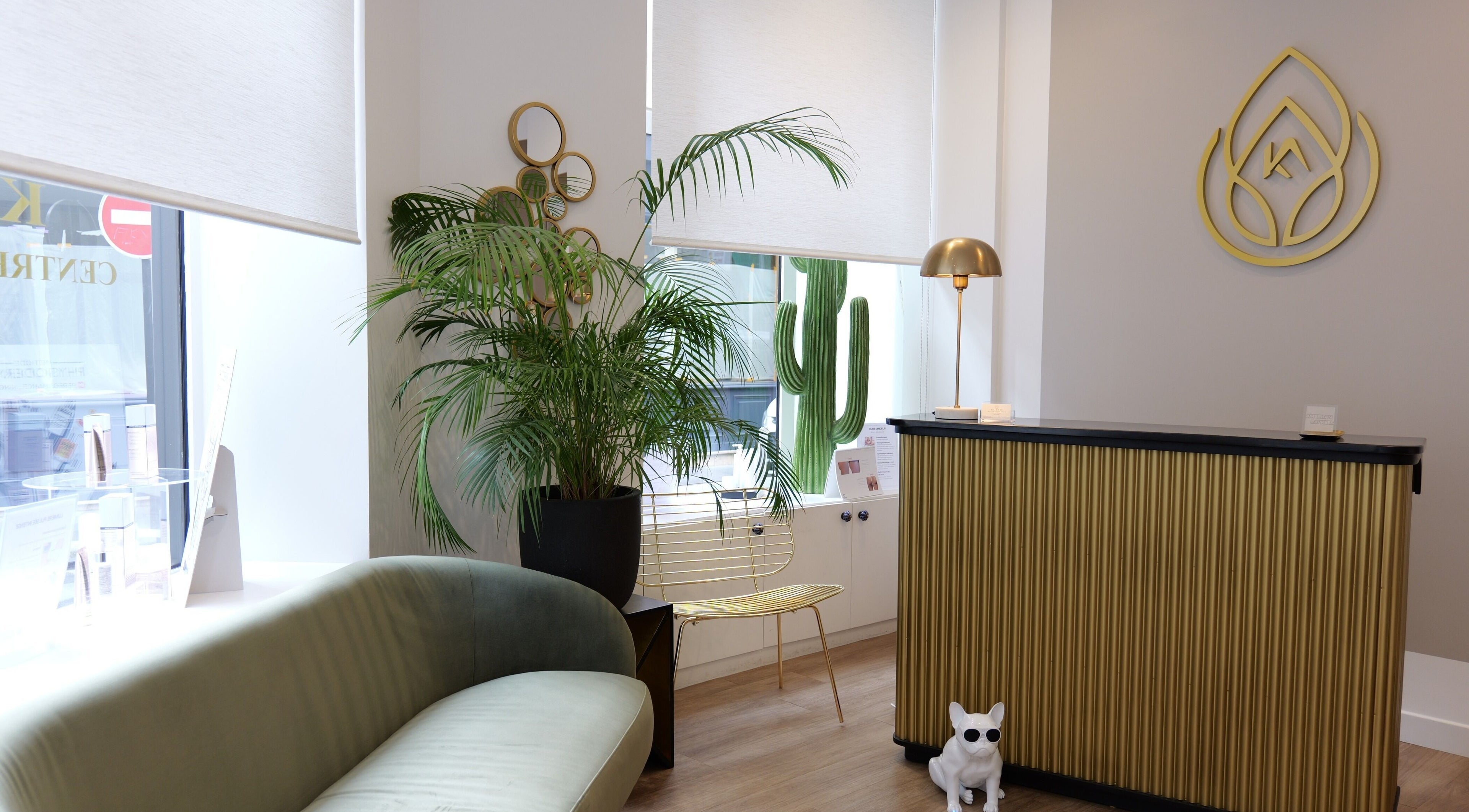 Intérieur élégant de Klaris Esthétique à Paris, Île-de-France, FR, avec un canapé et des plantes.