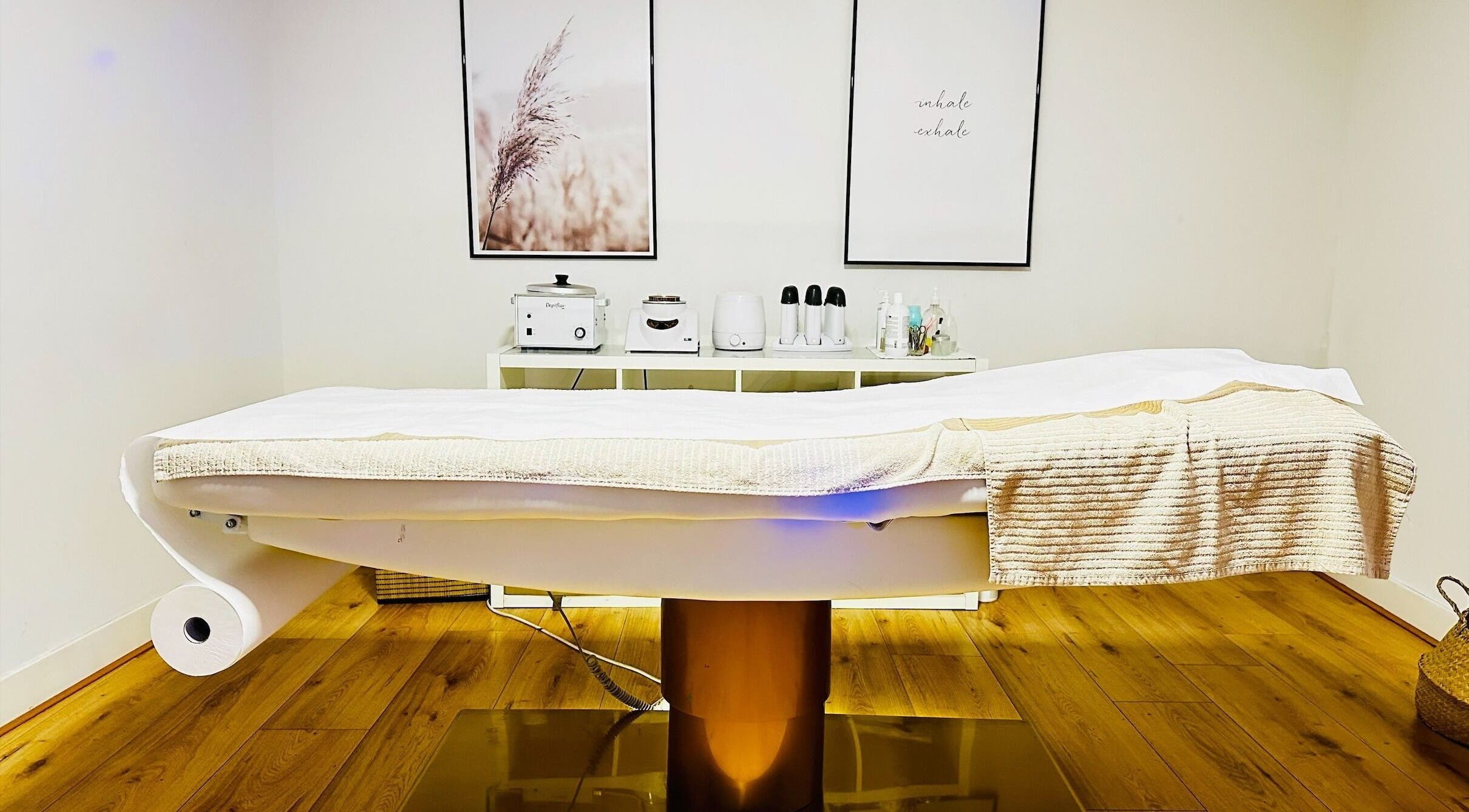 Relaxing spa treatment room at Cera Wax & Wellness, Amsterdam, Noord-Holland, NL, showcasing a massage table.