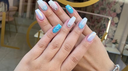 Elegant blue and white nail art at Glow it in Limenas Chersonisou, GR, showcasing exquisite craftsmanship.