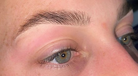 Close-up of expertly shaped brows at Glow it, Limenas Chersonisou, GR, showcasing precise beauty care.
