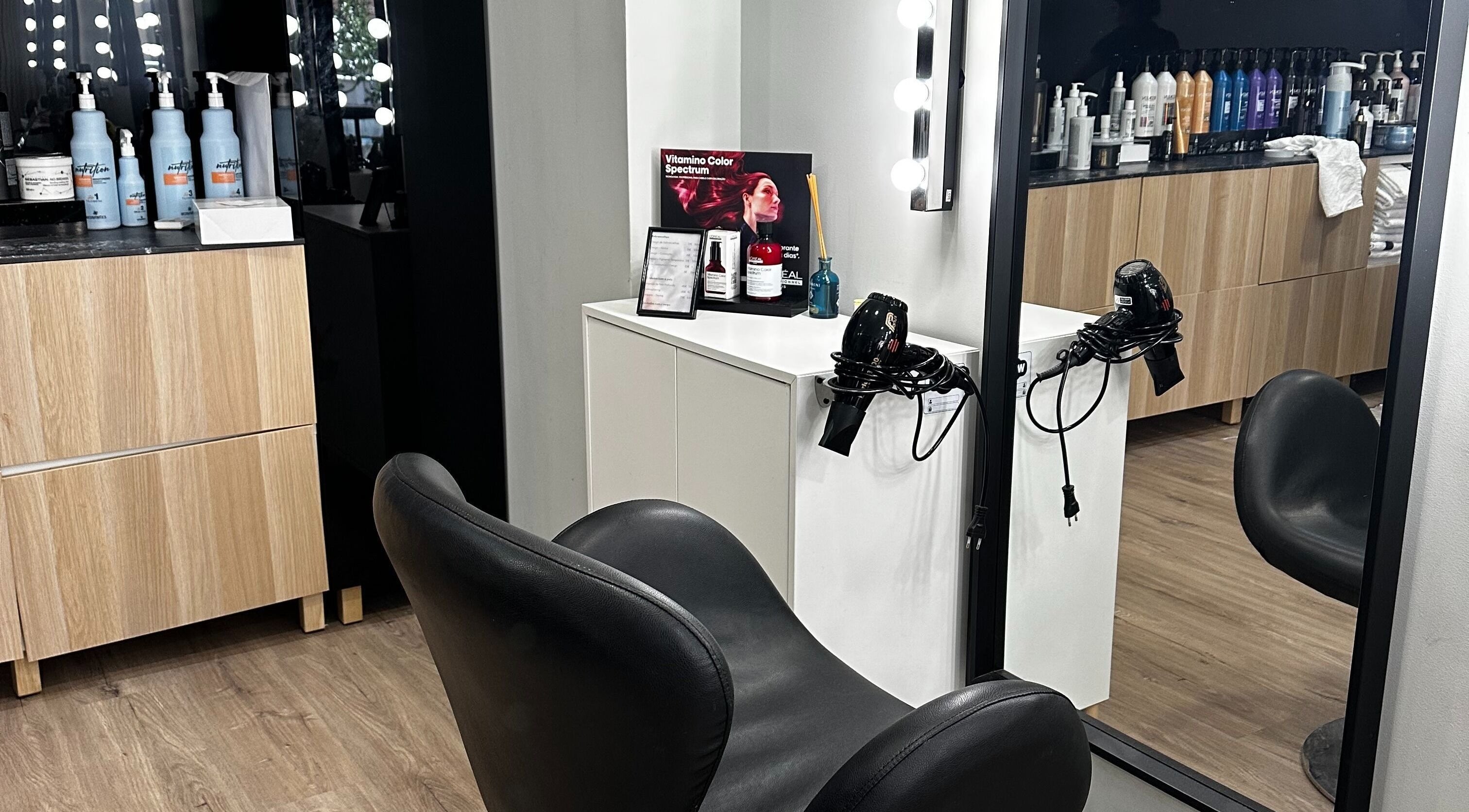 Espaço moderno do Studio Sampaio Concept Hair em Braga, Braga, PT, com cadeiras e produtos de beleza.