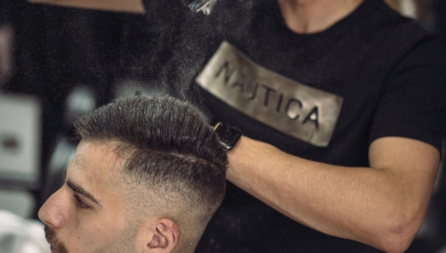 حلاق ماهر يقوم بتصفيف شعر شاب في صالون شعر و ذقن Hair and Beard שער ו זקן، ירושלים, ירושלים, IL.