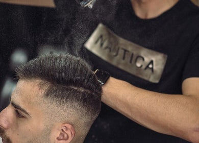 حلاق ماهر يقوم بتصفيف شعر شاب في صالون شعر و ذقن Hair and Beard שער ו זקן، ירושלים, ירושלים, IL.