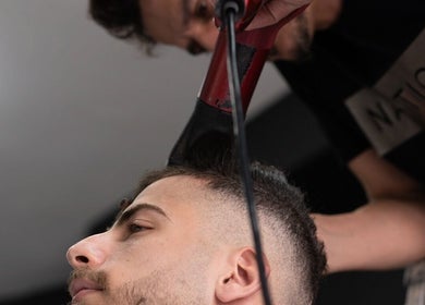 حلاق يعدل تصفيفة شعر حديثة في شعر و ذقن Hair and Beard שער ו זקן، ירושלים, ירושלים, IL.