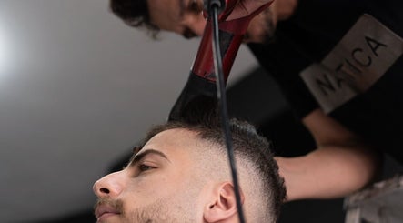 حلاق يعدل تصفيفة شعر حديثة في شعر و ذقن Hair and Beard שער ו זקן، ירושלים, ירושלים, IL.