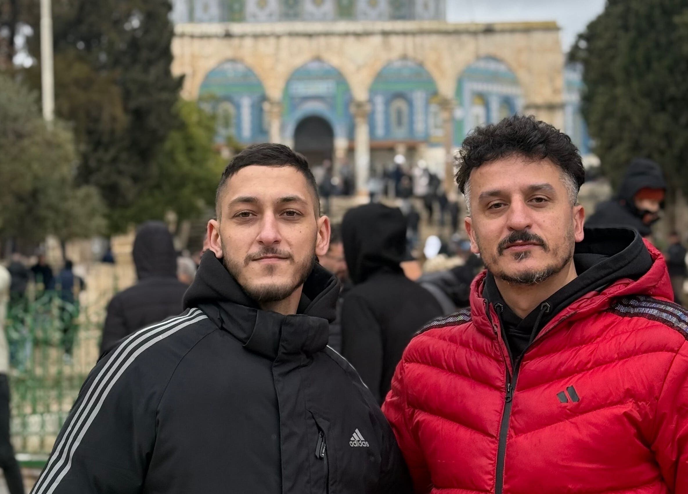 لقاء ودي بين زبائن أمام معلم تاريخي في شعر و ذقن Hair and Beard שער ו זקן, ירושלים, ירושלים, IL