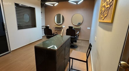 Modern interiors of Kedai Gunting Rambut Cameo in Tanjong Malim, Selangor, MY with chic salon chairs and mirrors.