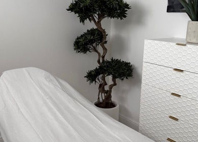 Relaxing treatment room with a white chair at Clinic 103 in Harpenden, England, GB.