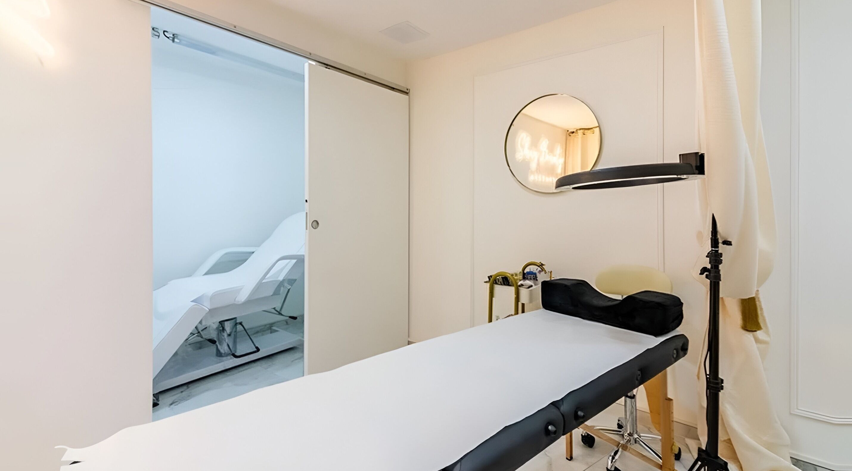 Salle de soins moderne à 17Th Beauty, Paris, Île-de-France, FR avec lit de massage et éclairage apaisant.