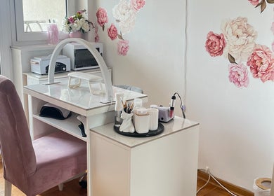 Chic nail station at Adore Me Beauty Studio in Beograd, RS with floral decor and modern equipment.