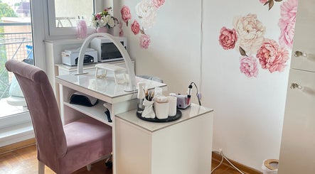 Chic nail station at Adore Me Beauty Studio in Beograd, RS with floral decor and modern equipment.