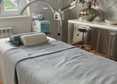 Relaxing massage room at Adore Me Beauty Studio, Beograd, RS with modern equipment and calming decor.