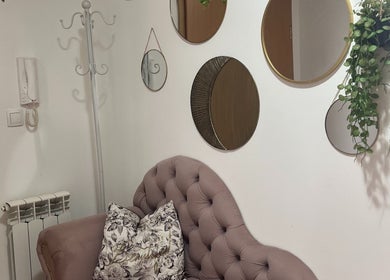Elegant waiting area with plush seating and mirrors at Adore Me Beauty Studio, Beograd, RS.