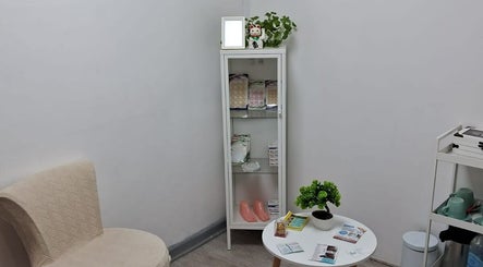 Espacio acogedor en Footvital, Maipú, Región Metropolitana, CL con estante, planta y mesa decorativa.
