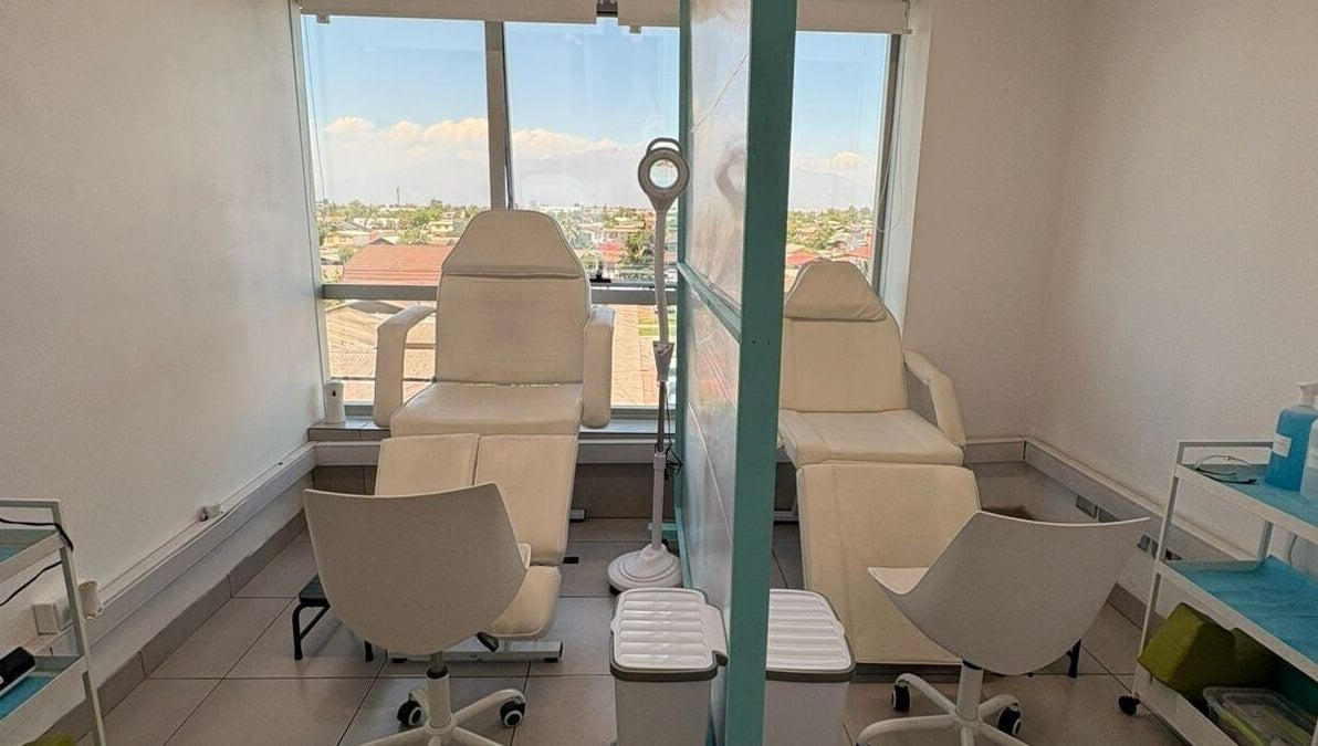 Cabina luminosa en Footvital, Maipú, Región Metropolitana, CL para tratamientos de belleza y bienestar.
