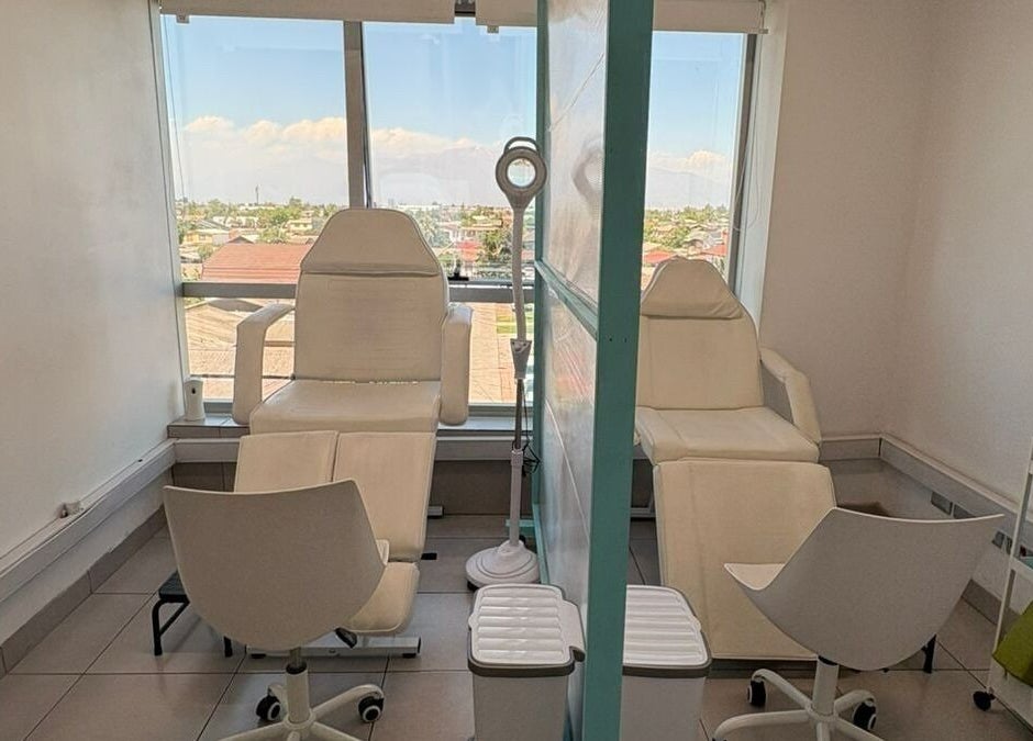 Cabina luminosa en Footvital, Maipú, Región Metropolitana, CL para tratamientos de belleza y bienestar.