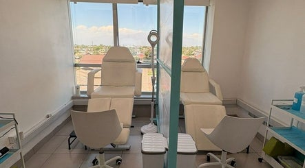 Cabina luminosa en Footvital, Maipú, Región Metropolitana, CL para tratamientos de belleza y bienestar.