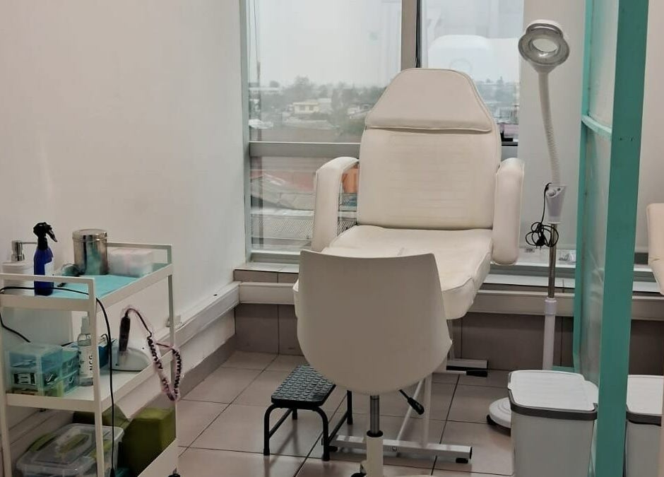 Sala de tratamiento en Footvital, Maipú, Región Metropolitana, CL, con silla de spa y equipo profesional.