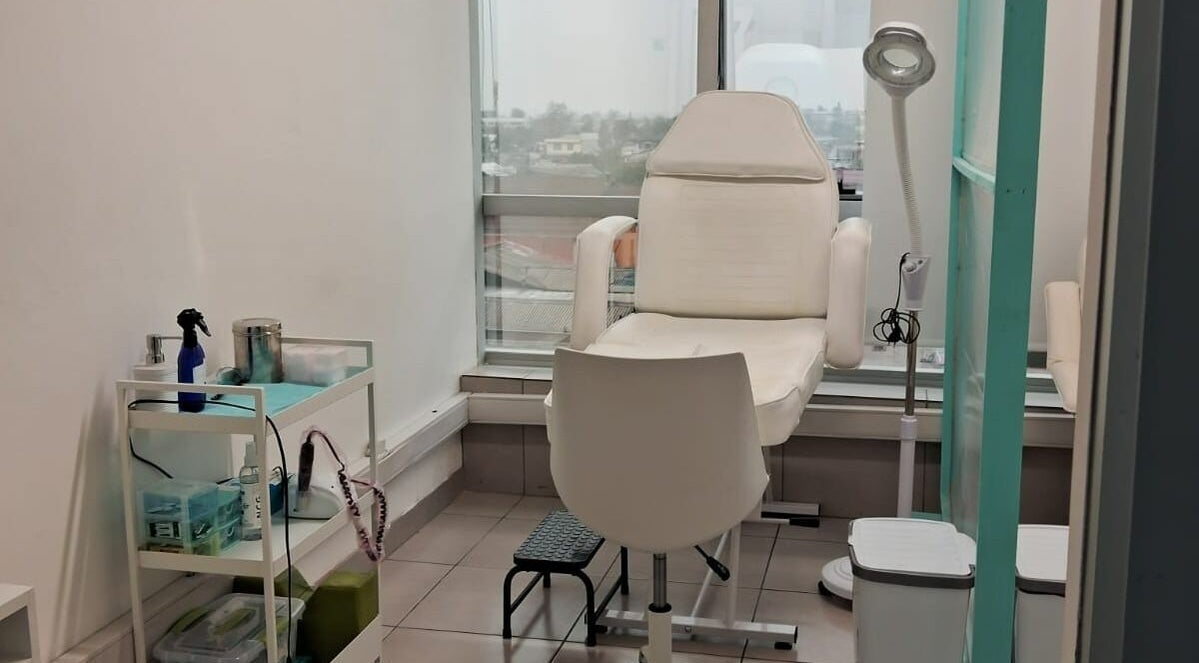 Sala de tratamiento en Footvital, Maipú, Región Metropolitana, CL, con silla de spa y equipo profesional.