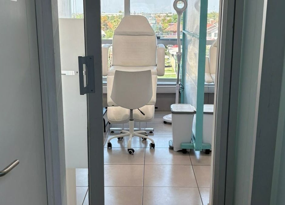 Sala de tratamiento de Footvital en Maipú, Región Metropolitana, CL, con silla blanca ergonómica.