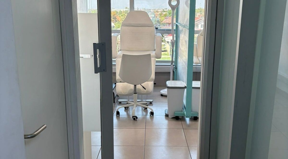 Sala de tratamiento de Footvital en Maipú, Región Metropolitana, CL, con silla blanca ergonómica.