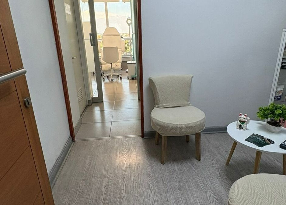 Sala de espera acogedora en Footvital, Maipú, Región Metropolitana, CL, con sillas y mesa decorativa.