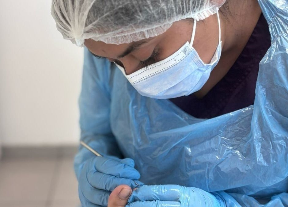 Profesional en Footvital, Maipú, Región Metropolitana, CL realizando cuidado podológico con precisión.