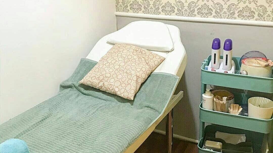 Relaxing waxing room at Justwax Serpong in Banten, Banten, ID, featuring a comfortable treatment bed.