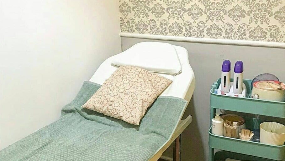 Comfortable waxing station at Justwax PIK, Daerah Khusus Ibukota Jakarta. Features a treatment bed and supplies.