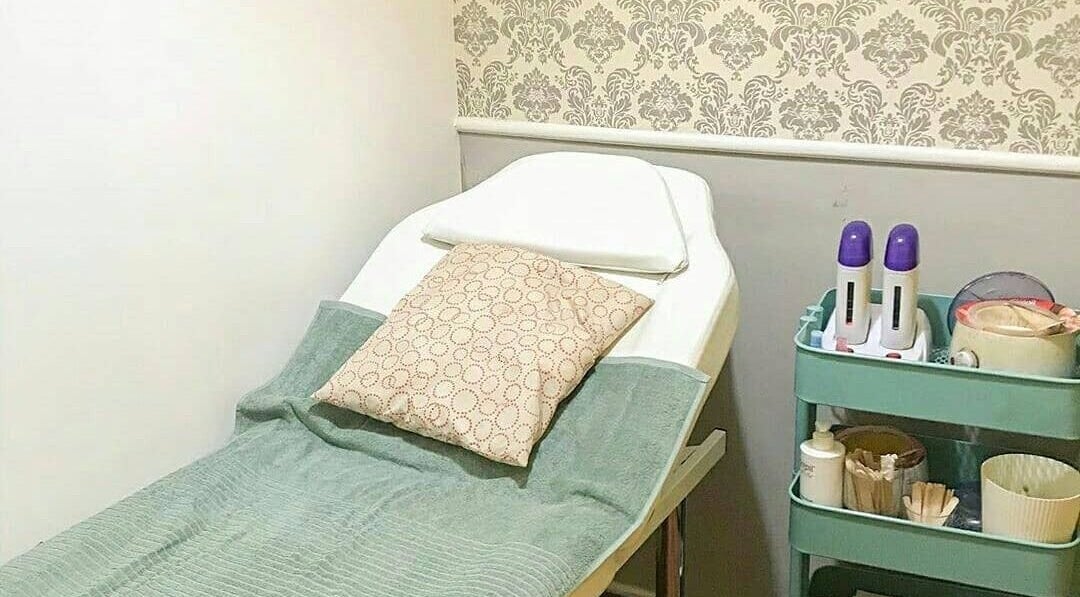 Comfortable waxing station at Justwax PIK, Daerah Khusus Ibukota Jakarta. Features a treatment bed and supplies.