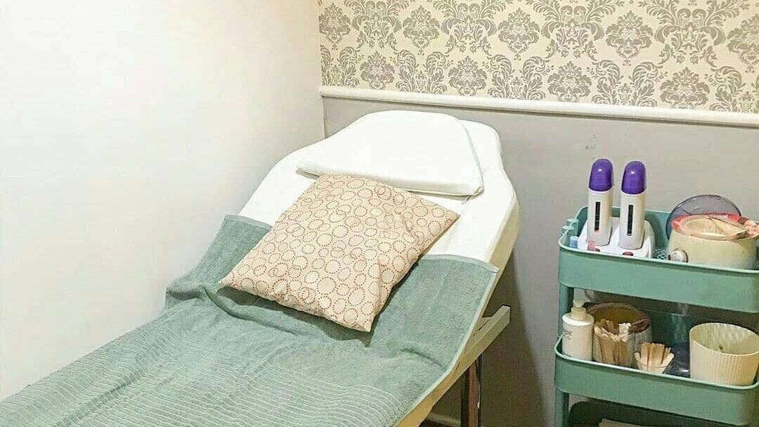 Comfortable waxing station at Justwax PIK, Daerah Khusus Ibukota Jakarta. Features a treatment bed and supplies.
