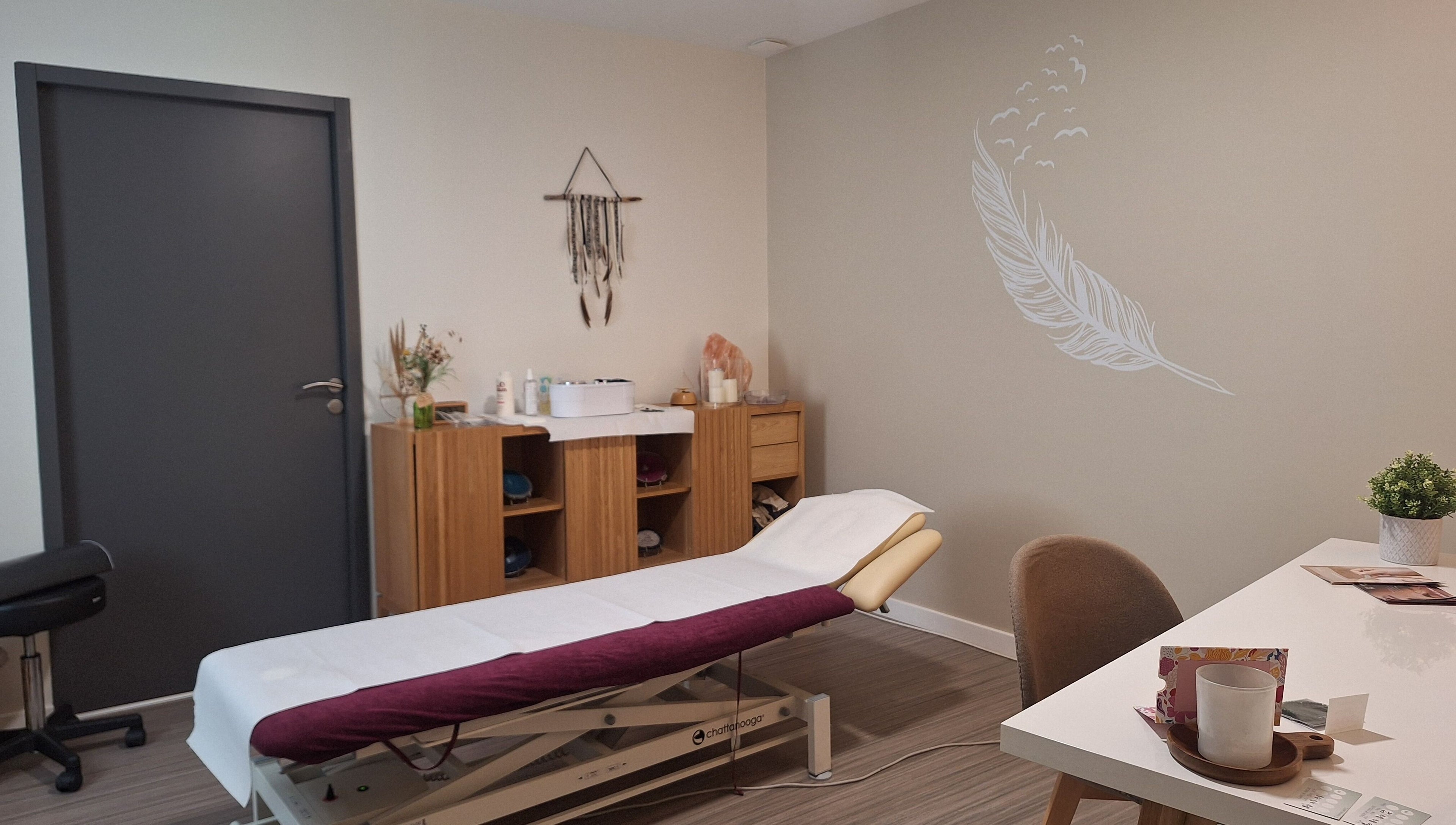 Salle de soins apaisante à Adansonia Serenity, Saint-maurice-en-gourgois, Auvergne-rhône-alpes, FR.