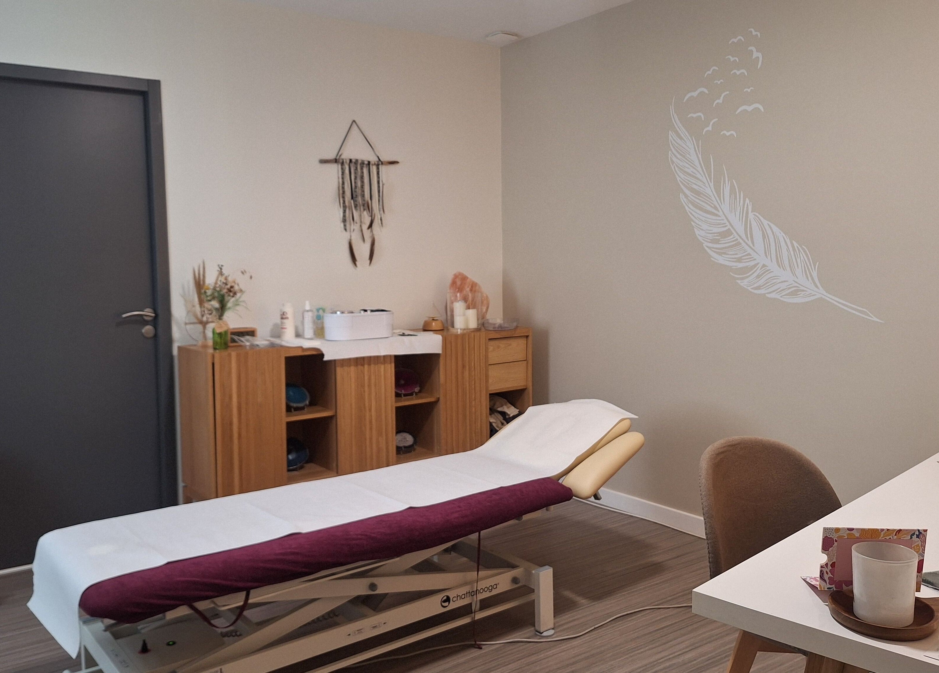 Salle de soins apaisante à Adansonia Serenity, Saint-maurice-en-gourgois, Auvergne-rhône-alpes, FR.