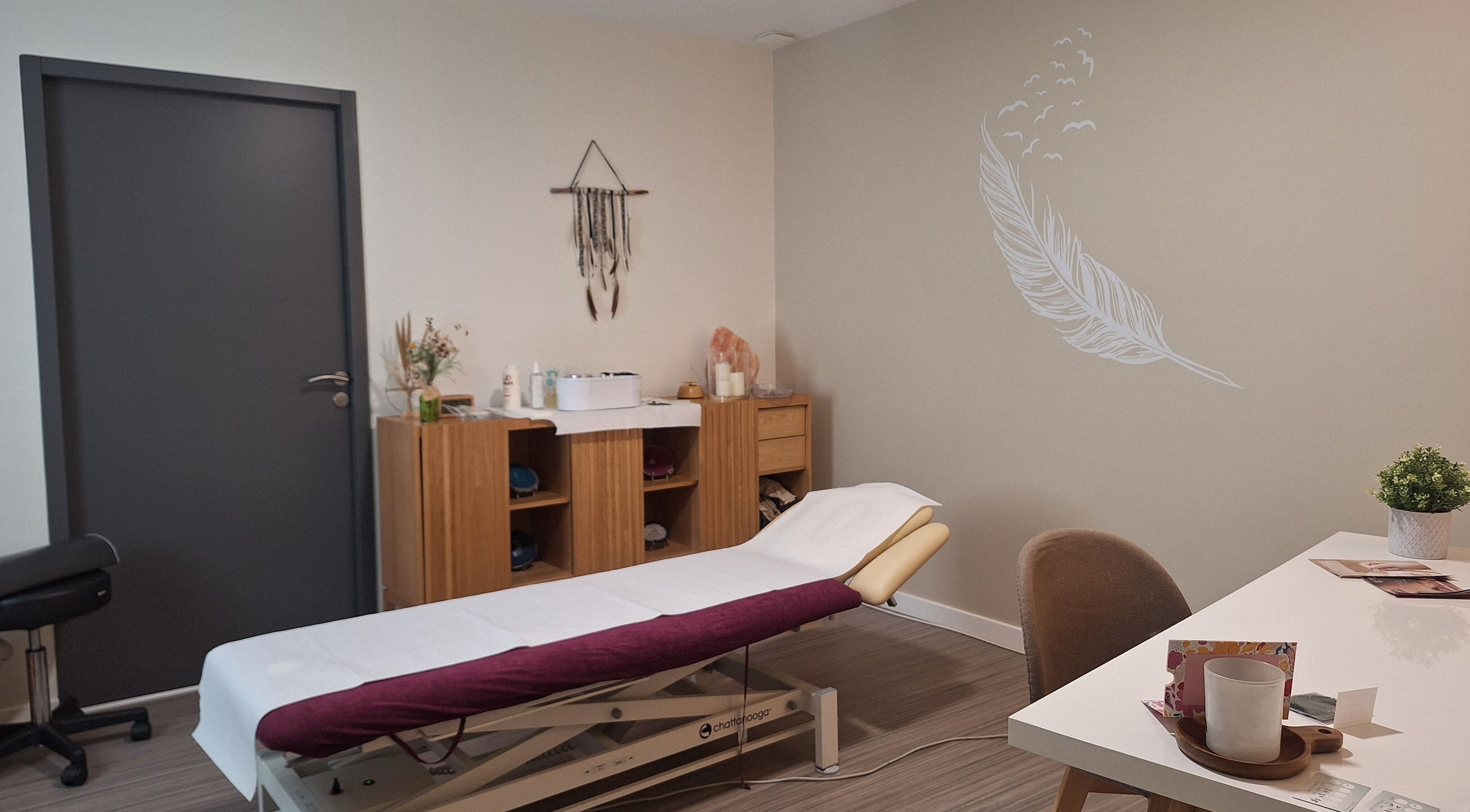 Salle de soins apaisante à Adansonia Serenity, Saint-maurice-en-gourgois, Auvergne-rhône-alpes, FR.