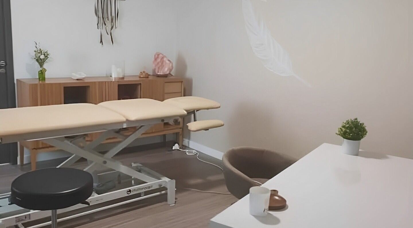 Salle de soins moderne à Adansonia Serenity, Saint-maurice-en-gourgois, Auvergne-rhône-alpes, FR.