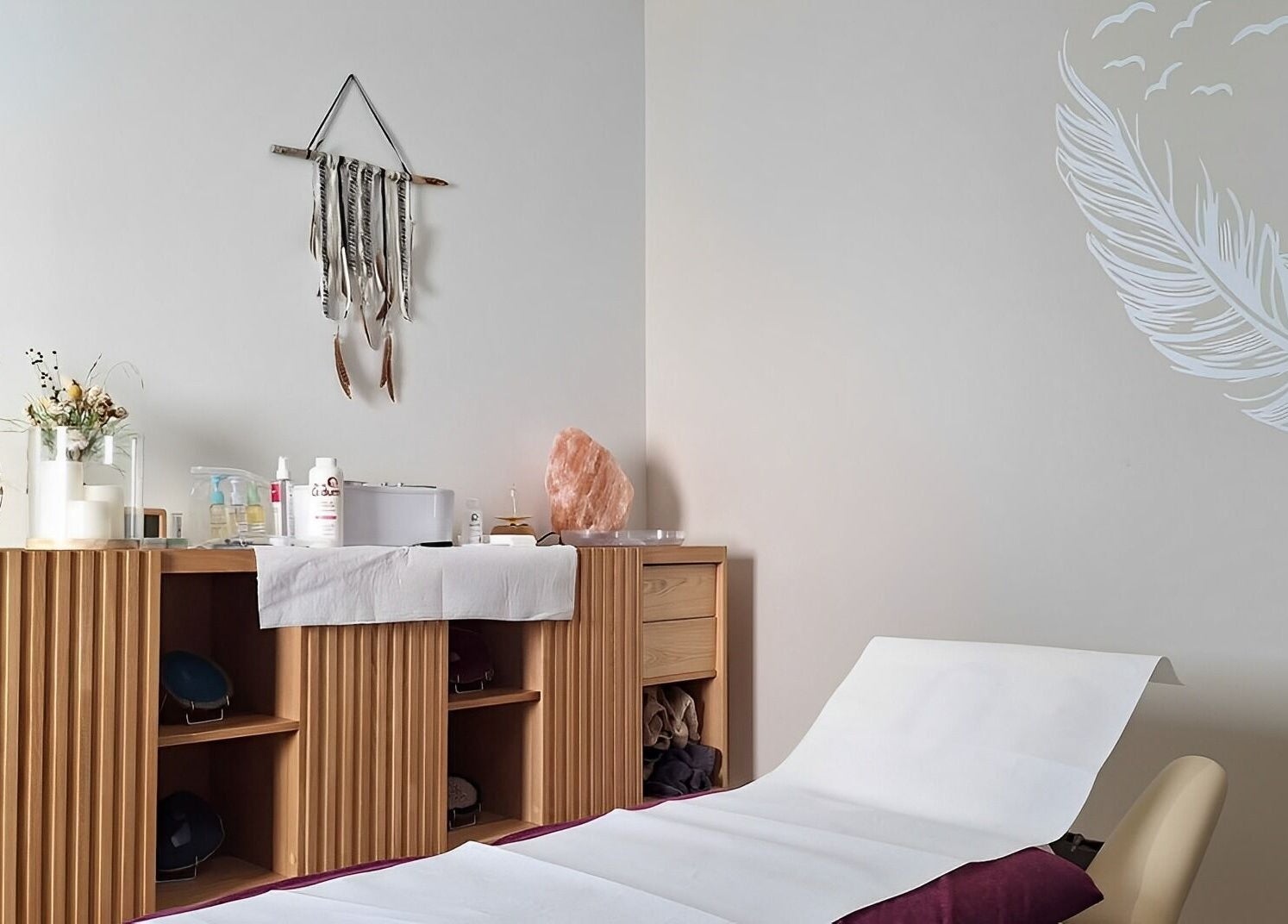 Salle de soins paisible à Adansonia Serenity, Saint-maurice-en-gourgois, Auvergne-rhône-alpes, FR.