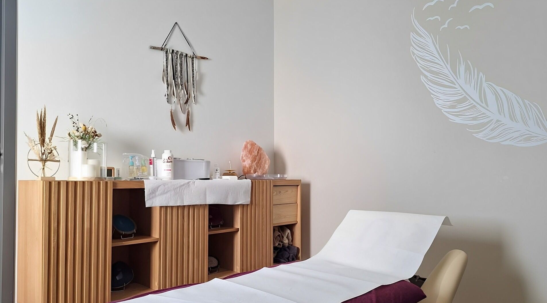 Salle de soins paisible à Adansonia Serenity, Saint-maurice-en-gourgois, Auvergne-rhône-alpes, FR.